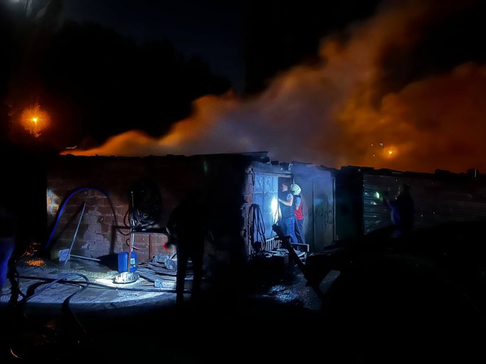 Şantiyede çıkan yangında 2 konteyner zarar gördü