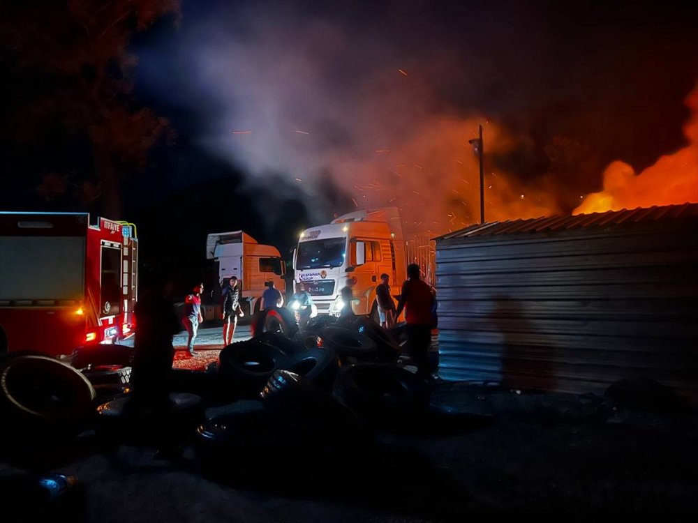 Şantiyede çıkan yangında 2 konteyner zarar gördü