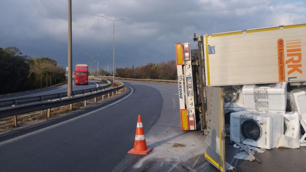 Anadolu Otoyolu'nda devrilen tır ulaşımı aksattı
