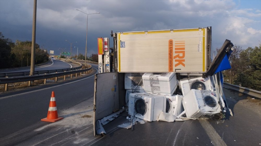 Anadolu Otoyolu'nda devrilen tır ulaşımı aksattı