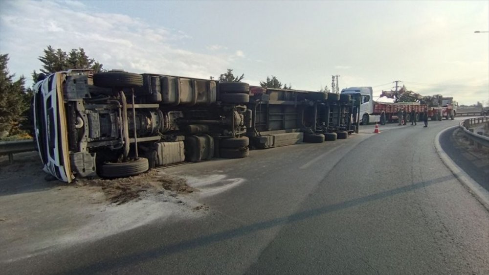 Anadolu Otoyolu'nda devrilen tır ulaşımı aksattı