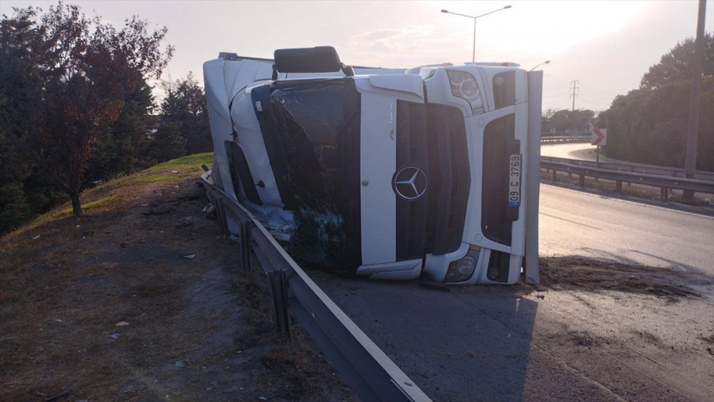 Anadolu Otoyolu'nda devrilen tır ulaşımı aksattı