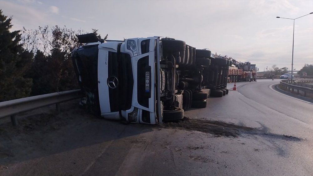 Anadolu Otoyolu'nda devrilen tır ulaşımı aksattı