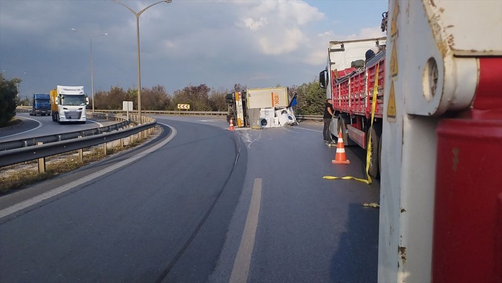 Anadolu Otoyolu'nda devrilen tır ulaşımı aksattı