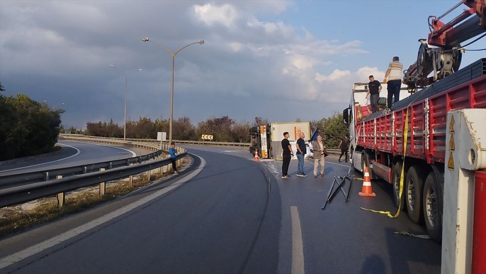 Anadolu Otoyolu'nda devrilen tır ulaşımı aksattı