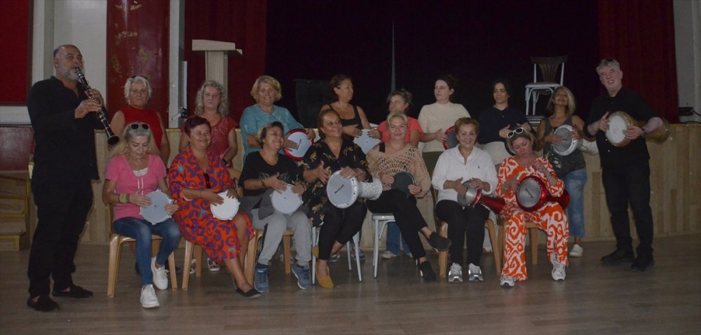 Darbuka çalarak stresten uzaklaşıyorlar