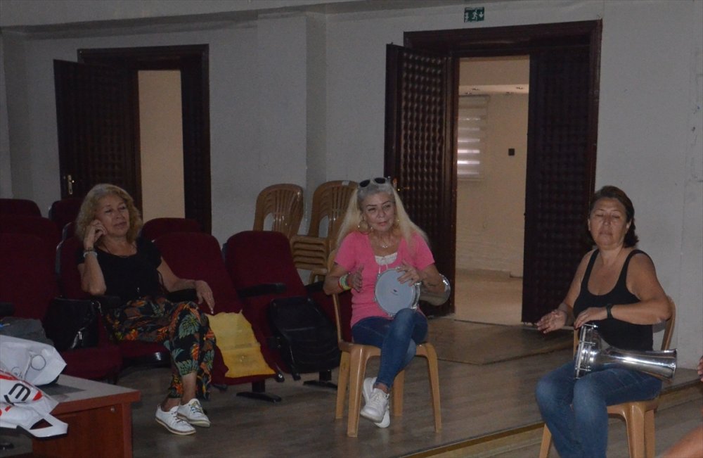 Darbuka çalarak stresten uzaklaşıyorlar