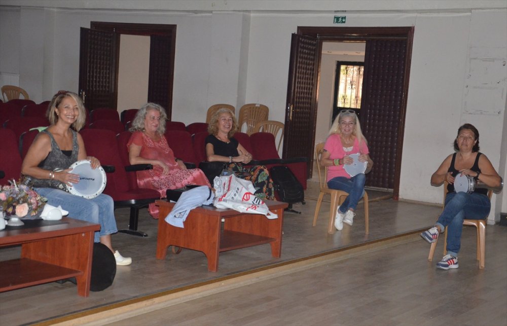 Darbuka çalarak stresten uzaklaşıyorlar