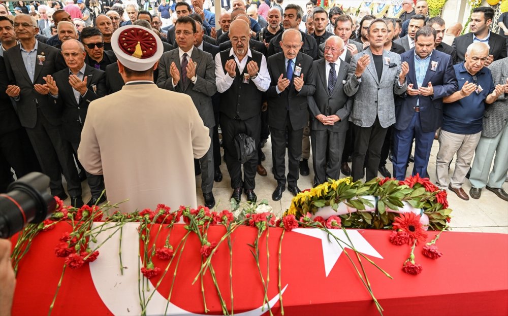 Gazeteci yazar Hıfzı Topuz son yolculuğuna uğurlandı