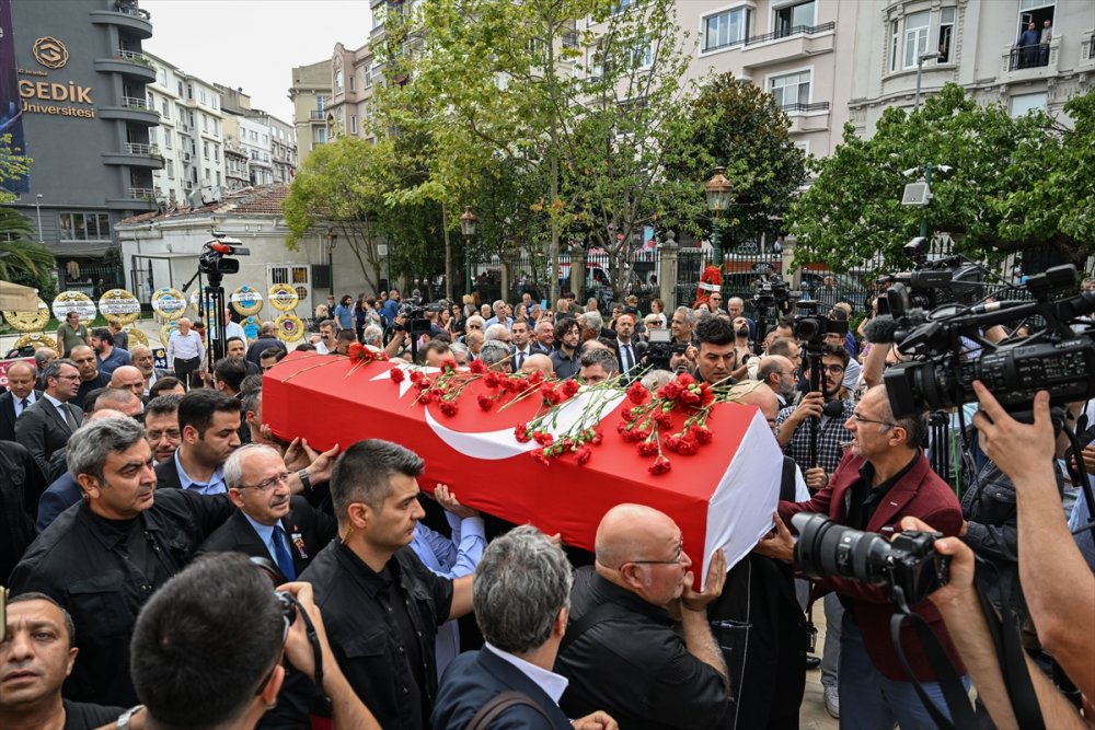 Gazeteci yazar Hıfzı Topuz son yolculuğuna uğurlandı
