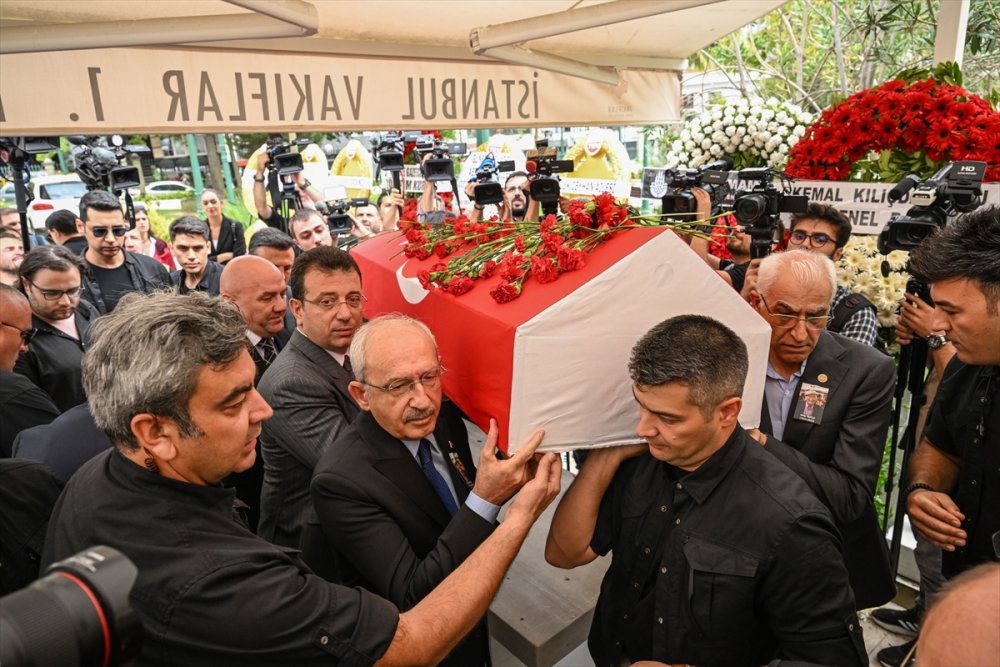 Gazeteci yazar Hıfzı Topuz son yolculuğuna uğurlandı