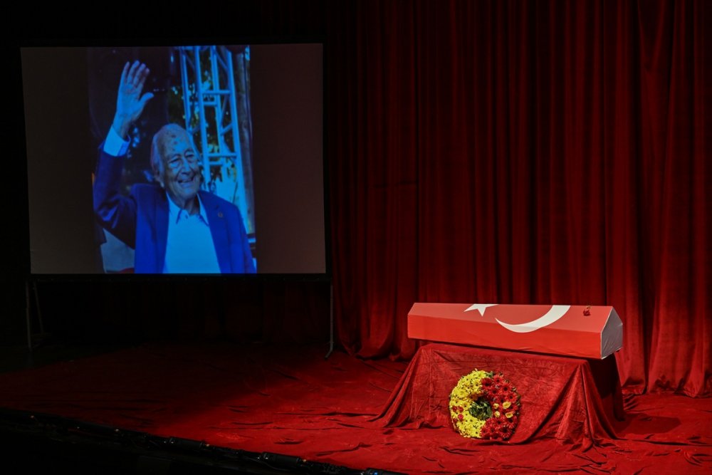 Gazeteci yazar Hıfzı Topuz son yolculuğuna uğurlandı