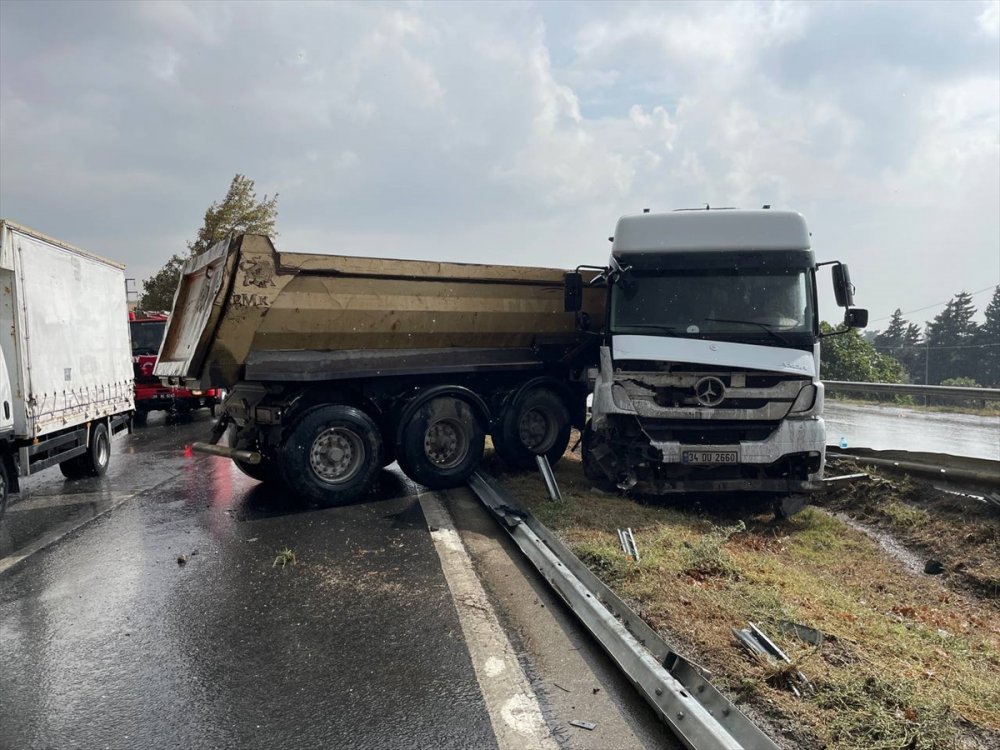 Kontrolden çıkan hafriyat kamyonu bariyerlere çarptı