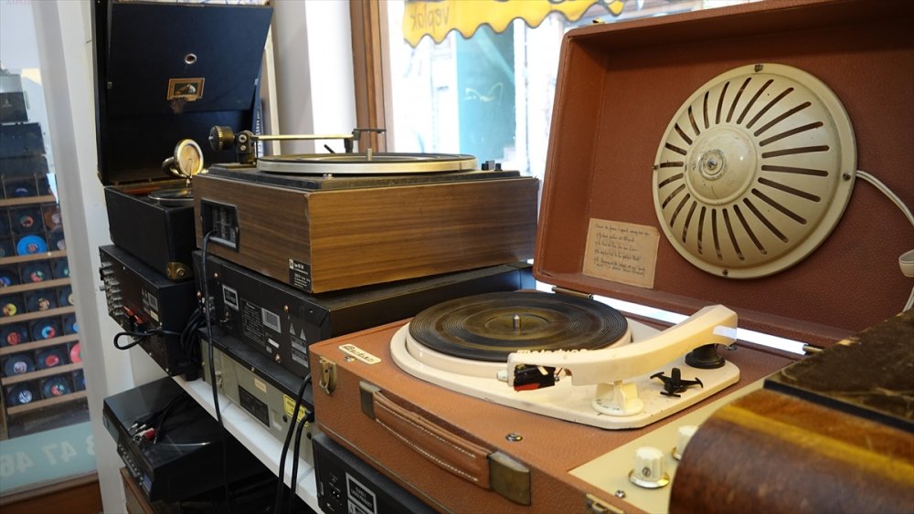 Çanakkaleli Sayın usta 47 yıldır pikapları tamir ediyor