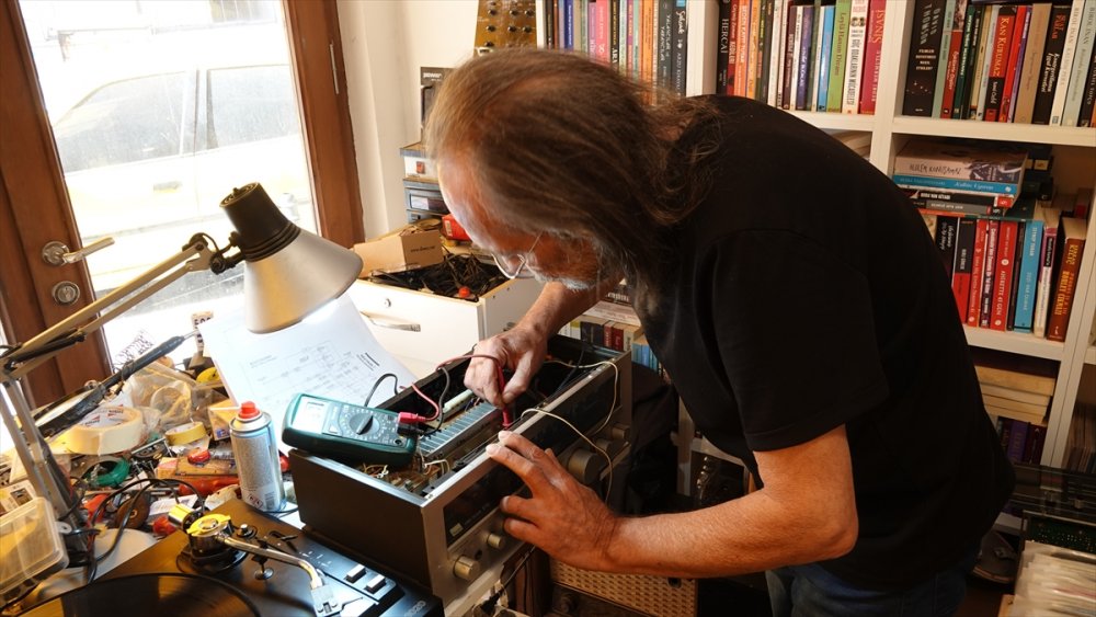 Çanakkaleli Sayın usta 47 yıldır pikapları tamir ediyor