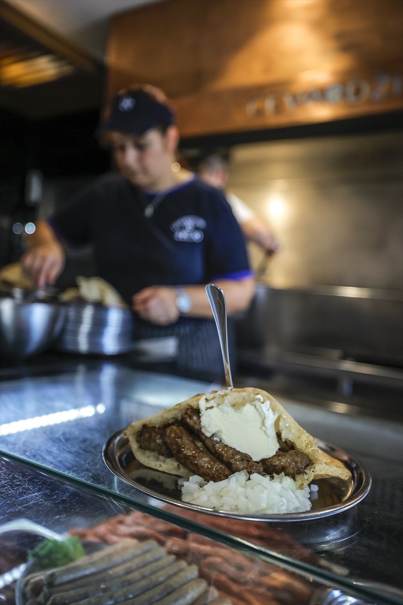 Geleneksel Bosna Hersek'in köftesi: "Çevapi"