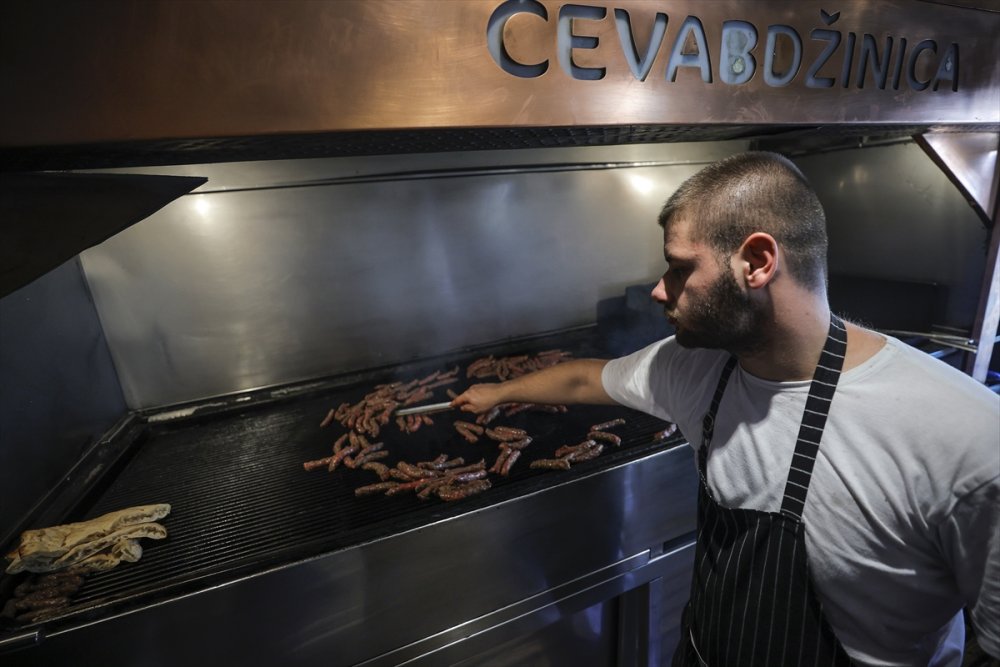 Geleneksel Bosna Hersek'in köftesi: "Çevapi"