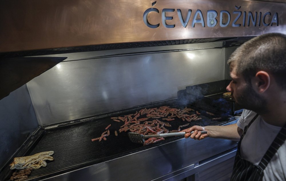 Geleneksel Bosna Hersek'in köftesi: "Çevapi"