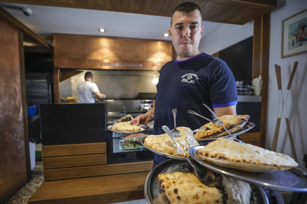 Geleneksel Bosna Hersek'in köftesi: "Çevapi"