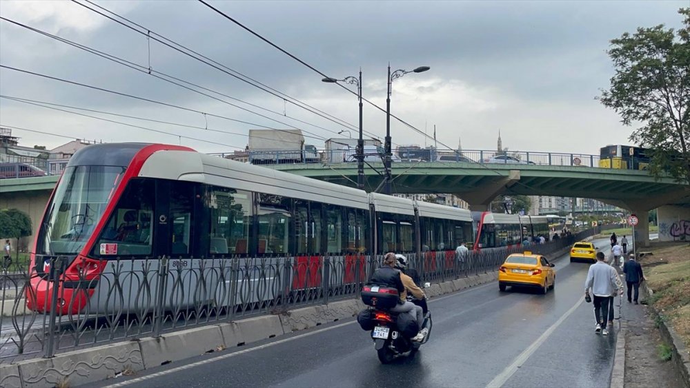 Kabataş-Bağcılar Tramvay Hattı'ndaki arıza yolcu yoğunluğuna yol açtı