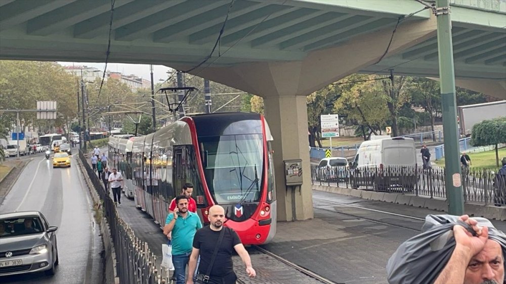 Kabataş-Bağcılar Tramvay Hattı'ndaki arıza yolcu yoğunluğuna yol açtı