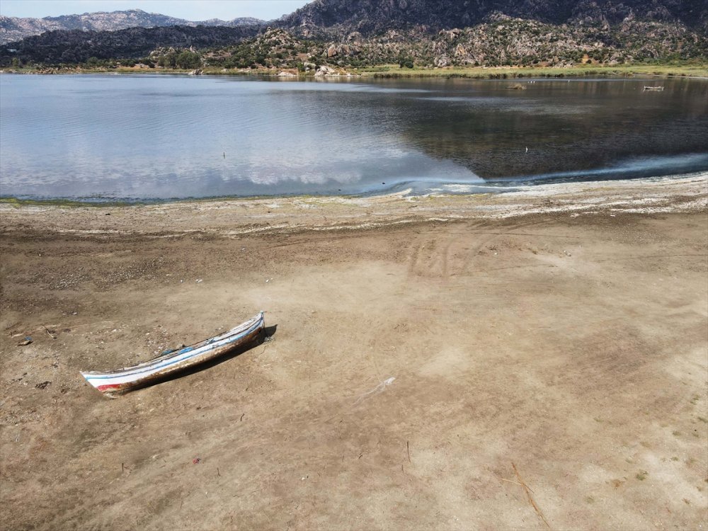 Kuş cenneti Bafa Gölü'nün suyu yaklaşık 20 metre çekildi