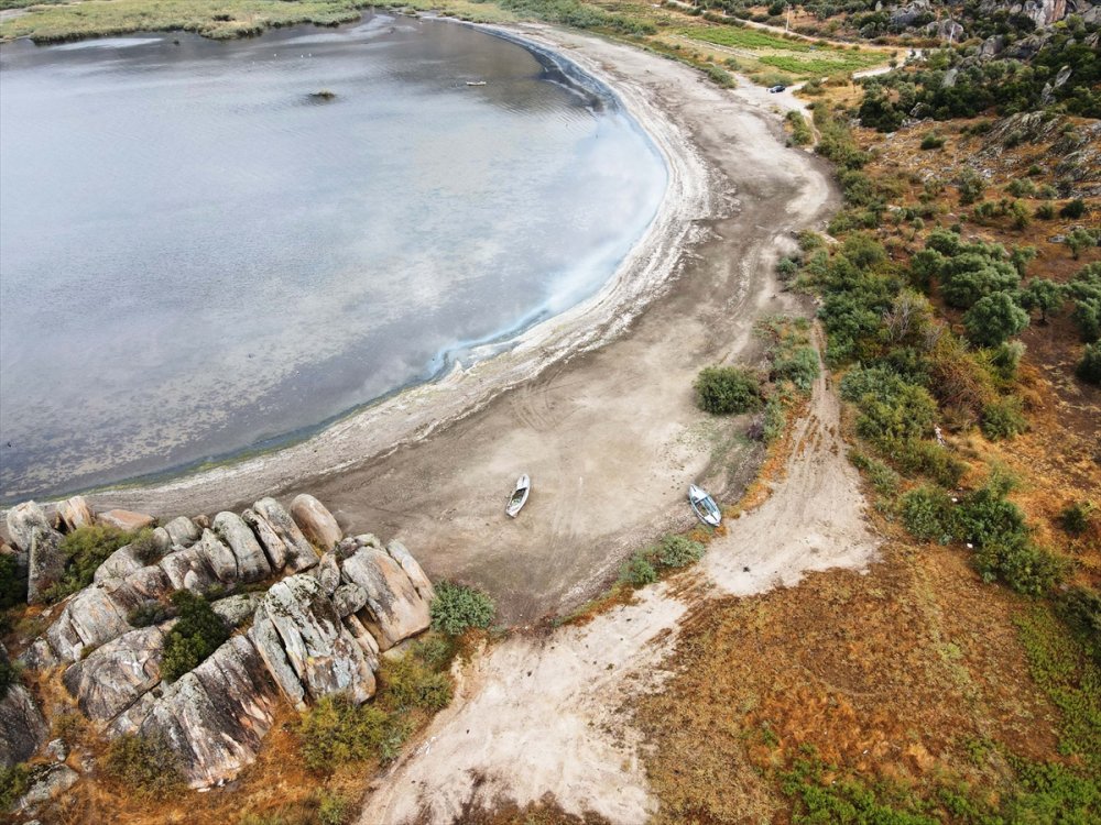 Kuş cenneti Bafa Gölü'nün suyu yaklaşık 20 metre çekildi