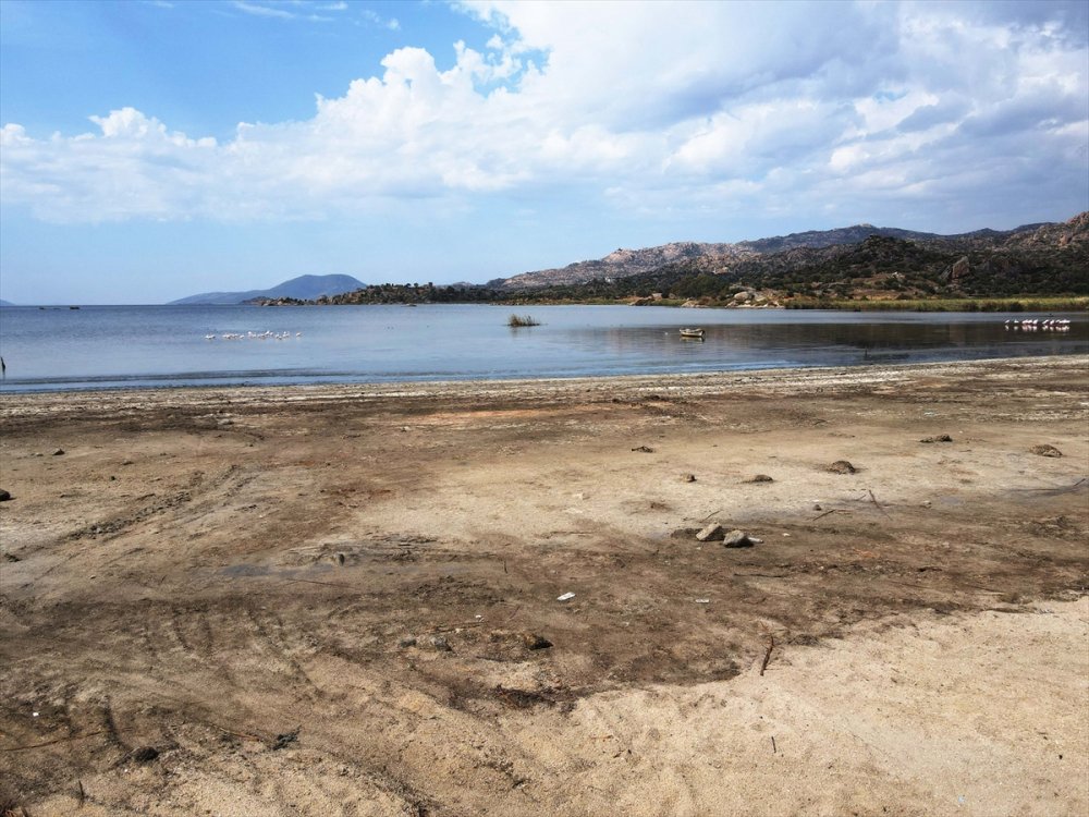 Kuş cenneti Bafa Gölü'nün suyu yaklaşık 20 metre çekildi