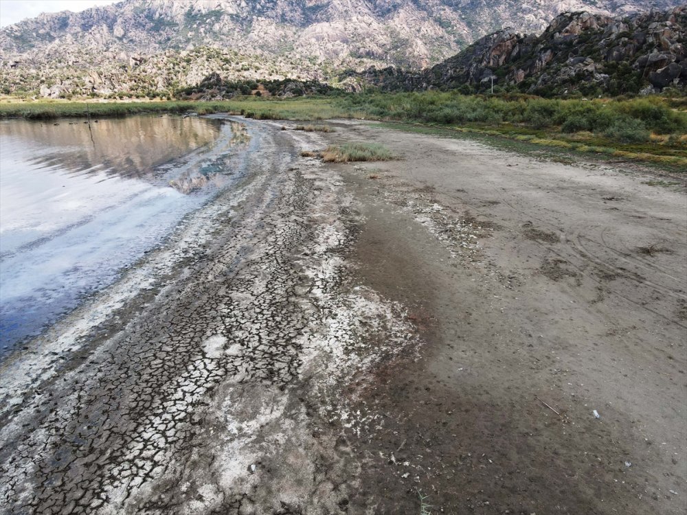 Kuş cenneti Bafa Gölü'nün suyu yaklaşık 20 metre çekildi