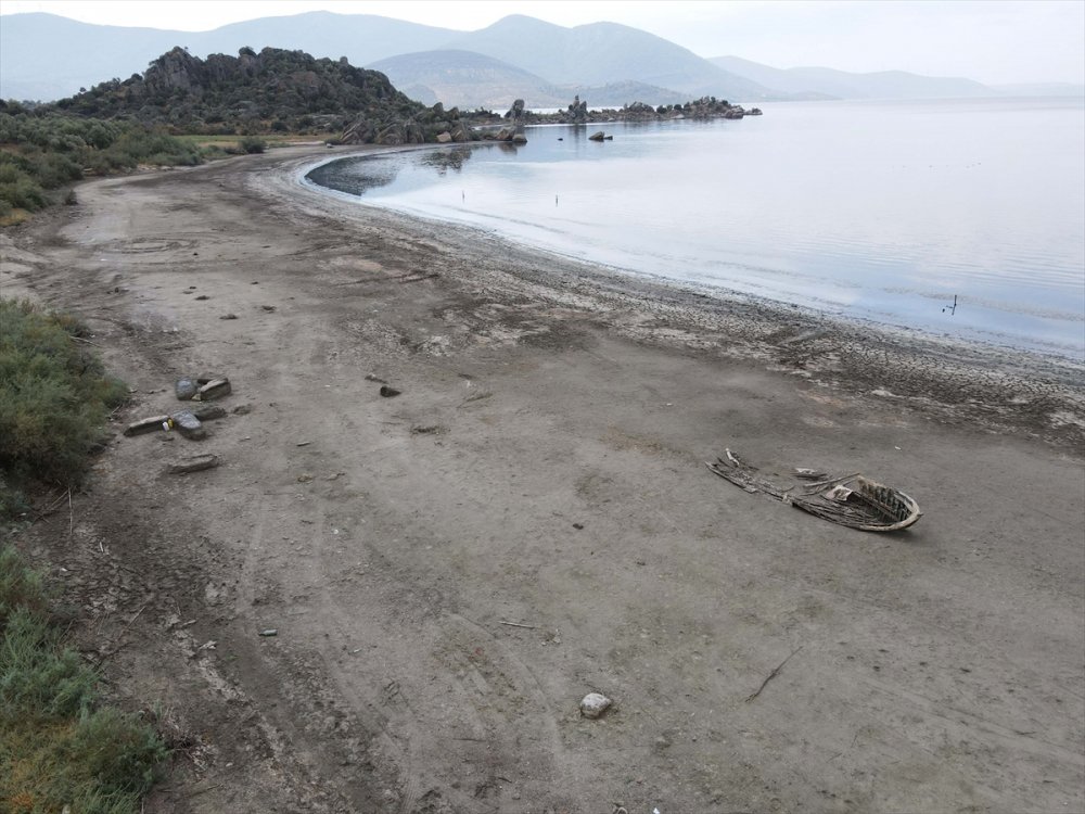 Kuş cenneti Bafa Gölü'nün suyu yaklaşık 20 metre çekildi