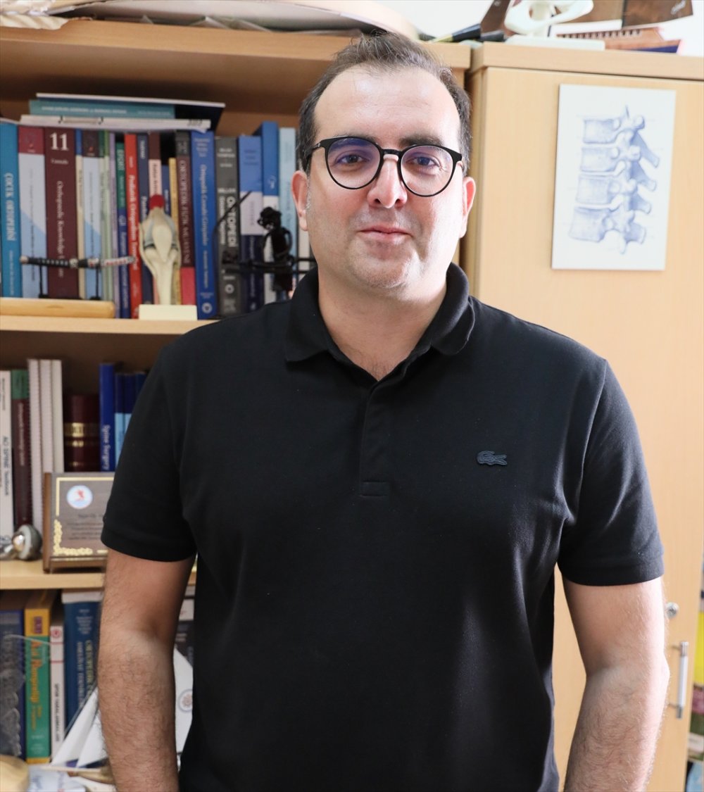 Yanlış oturuş duruş bozukluğuna yol açıyor