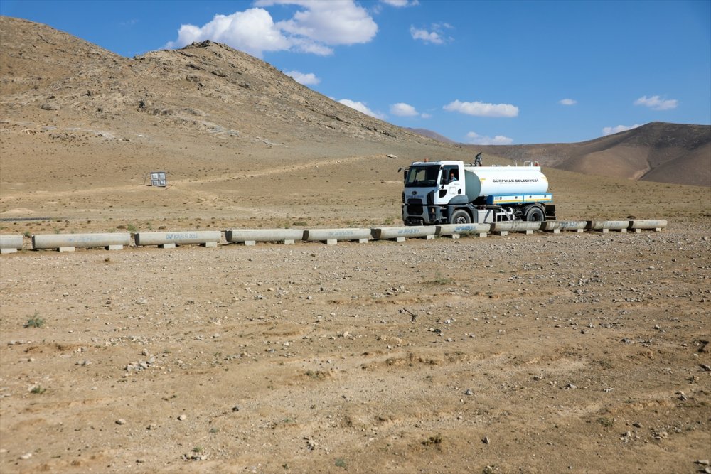 Yayla dönüşü susuzluktan bitkin düşen koyunlara tankerlerle su taşındı