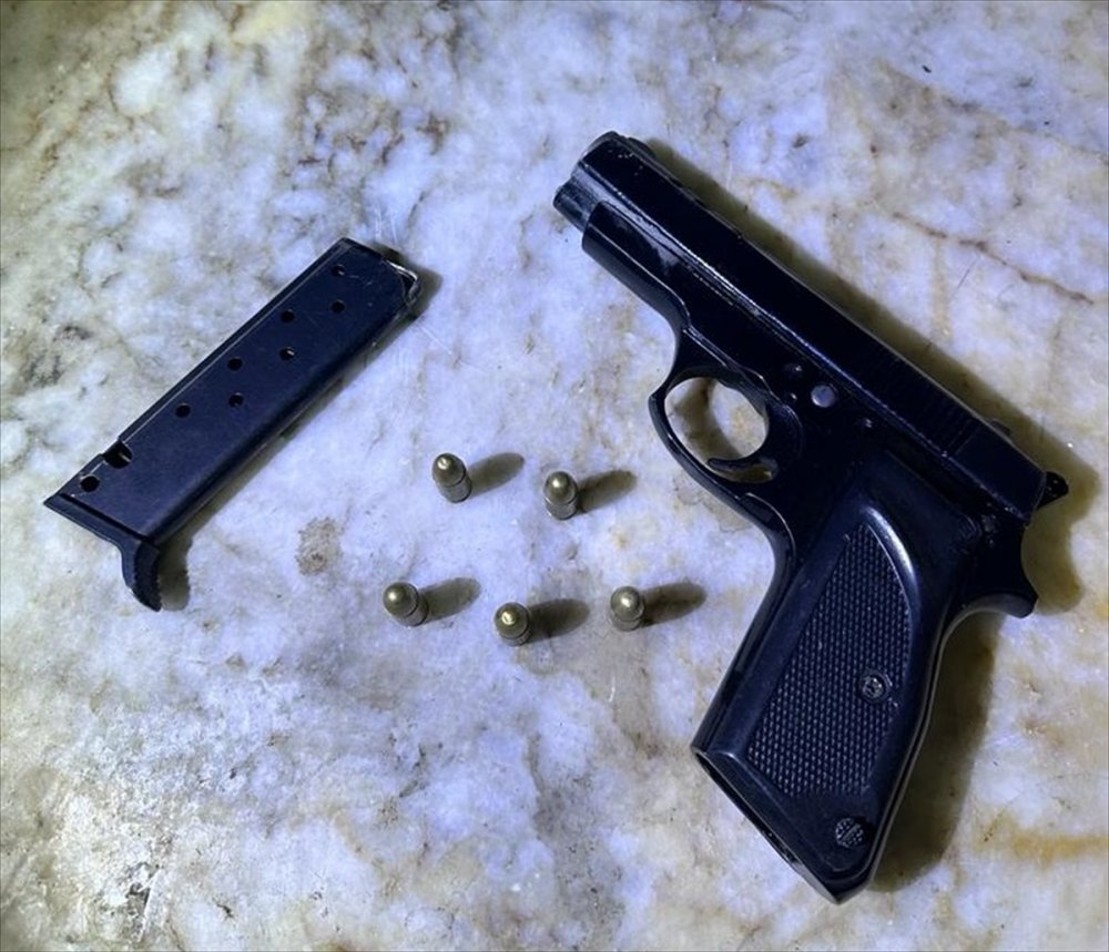 Aramada silah ve uyuşturucu kullanma aparatı ele geçirildi