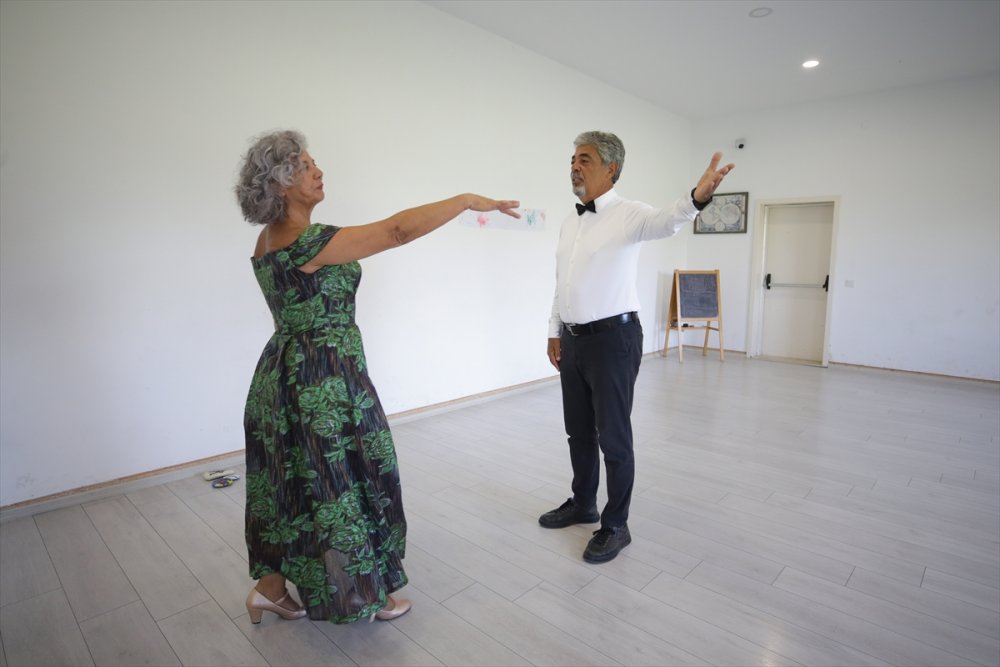 Emekli öğretmen çiftin "Vals" tutkusu