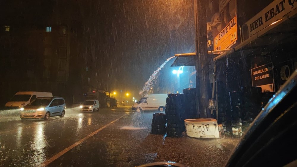 Tekirdağ'da sağanak yağış etkili oldu