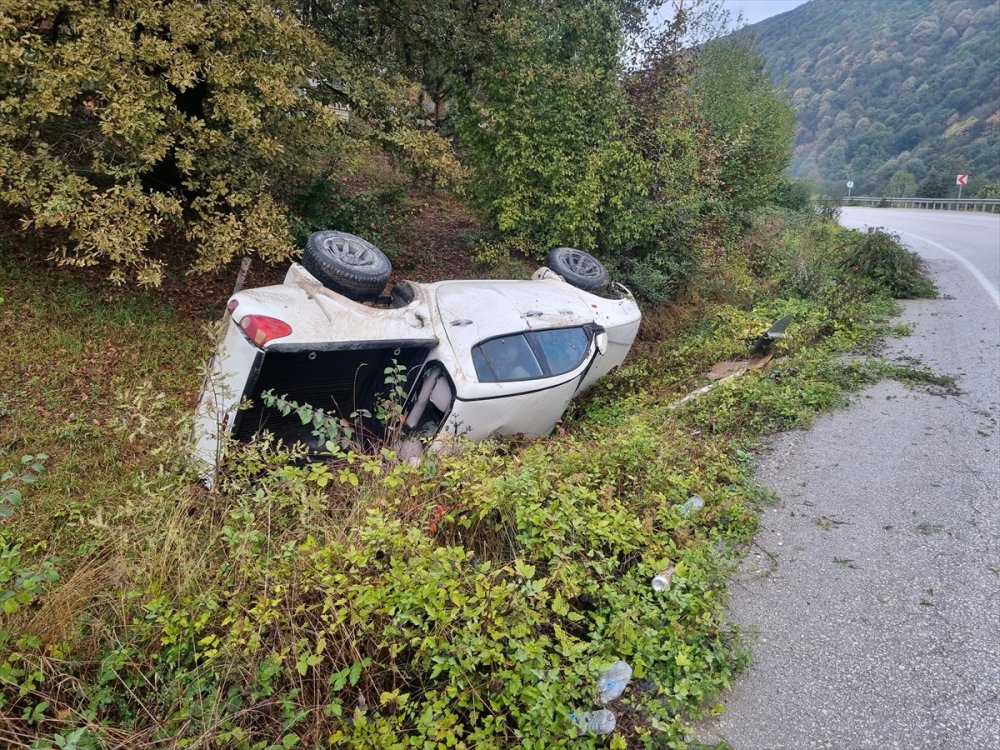 Sarampole devrilen araçtaki 2 kişi yaralandı