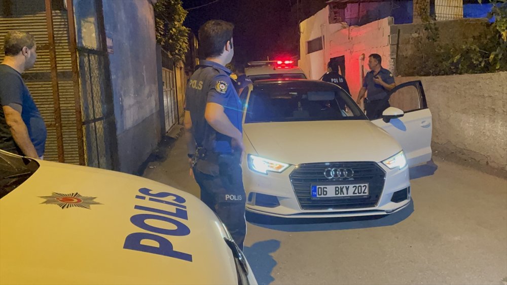 Adana'da otomobille polisten kaçmaya çalışan ehliyetsiz sürücü kovalamacayla yakalandı