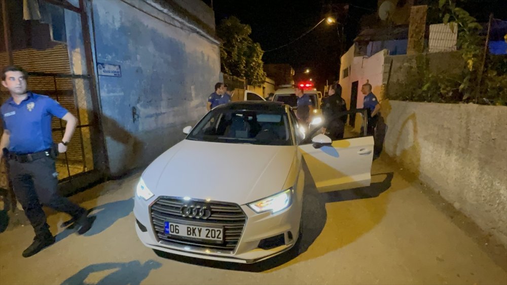 Adana'da otomobille polisten kaçmaya çalışan ehliyetsiz sürücü kovalamacayla yakalandı