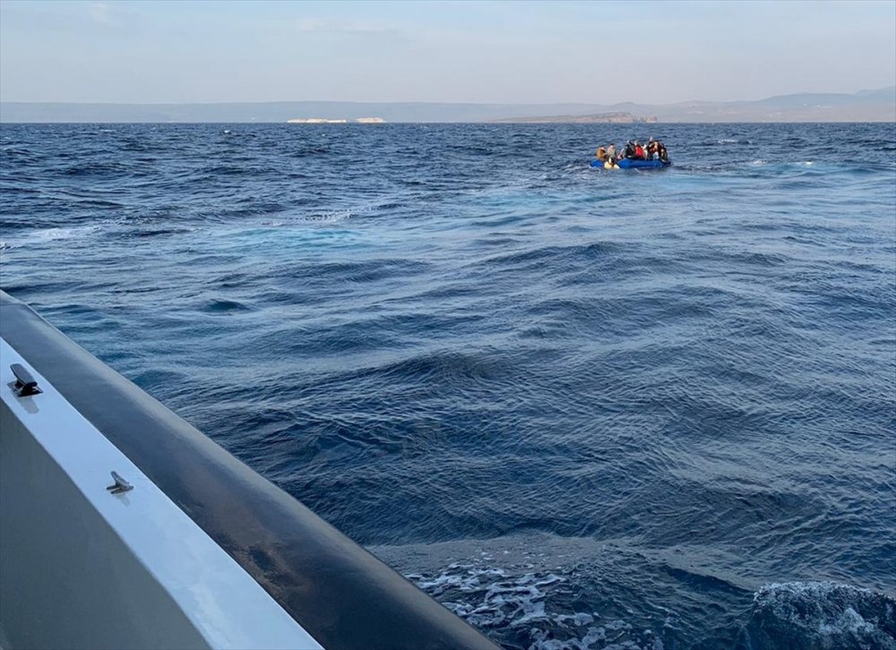 Ayvalık açıklarında lastik botlardaki 108 düzensiz göçmen kurtarıldı