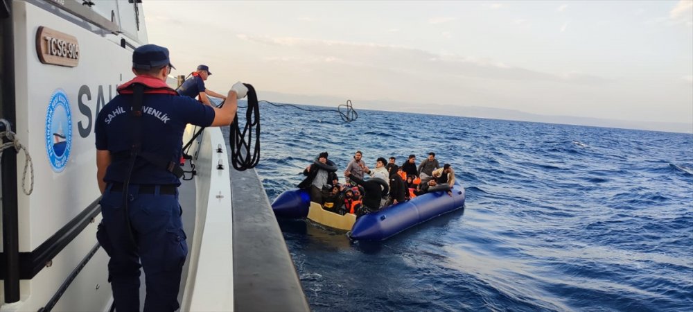 Ayvalık açıklarında lastik botlardaki 108 düzensiz göçmen kurtarıldı