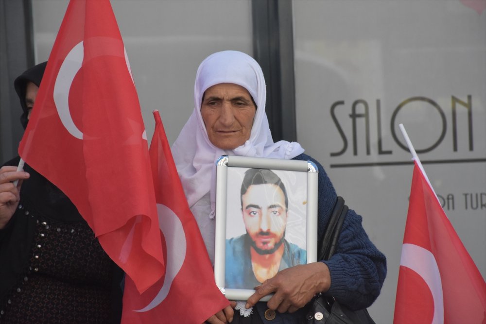 Vanlı aileler çocuklarına kavuşmak için HDP İl Başkanlığı önündeki eylemlerini sürdürdü