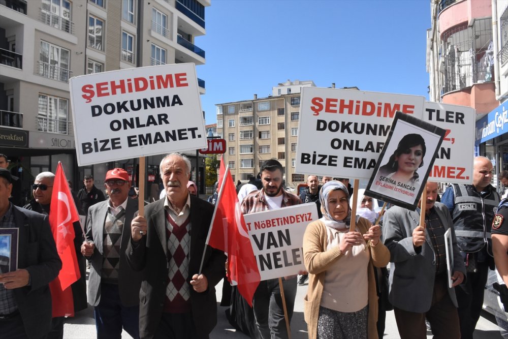 Vanlı aileler çocuklarına kavuşmak için HDP İl Başkanlığı önündeki eylemlerini sürdürdü