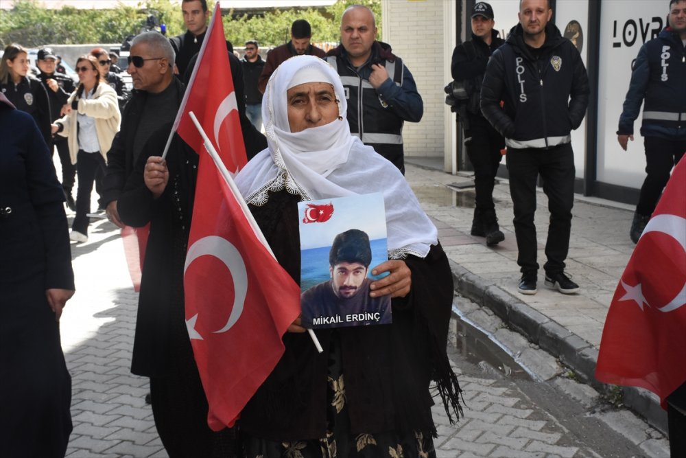 Vanlı aileler çocuklarına kavuşmak için HDP İl Başkanlığı önündeki eylemlerini sürdürdü