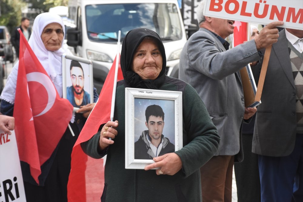 Vanlı aileler çocuklarına kavuşmak için HDP İl Başkanlığı önündeki eylemlerini sürdürdü