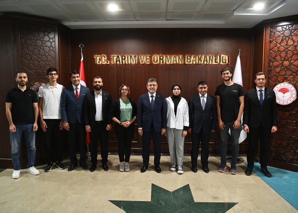 Bakan Yumaklı, TEKNOFEST'te tarım teknolojilerinde ödül alan gençlerle bir araya geldi: