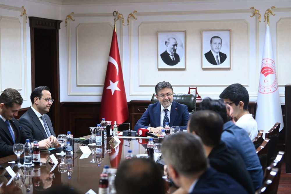 Bakan Yumaklı, TEKNOFEST'te tarım teknolojilerinde ödül alan gençlerle bir araya geldi: