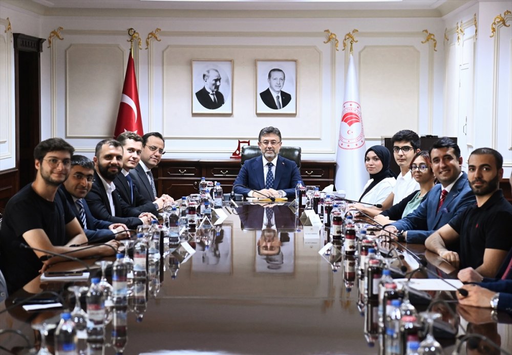 Bakan Yumaklı, TEKNOFEST'te tarım teknolojilerinde ödül alan gençlerle bir araya geldi: