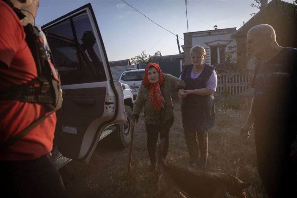 Saldırıya uğrayan siviller tahliye ediliyor