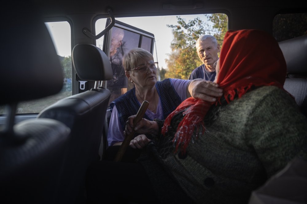 Saldırıya uğrayan siviller tahliye ediliyor