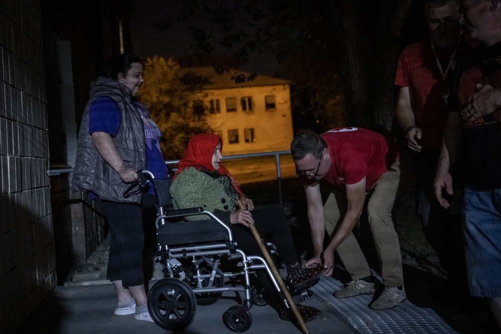 Saldırıya uğrayan siviller tahliye ediliyor